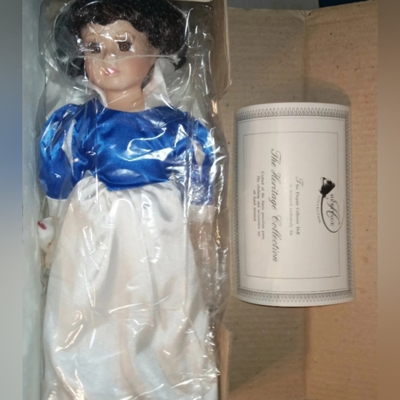 (3) Danbury Mint Storybook Porcelain Dolls - Snow White,Heidi,Little Miss Muffet - Picture 7 of 16